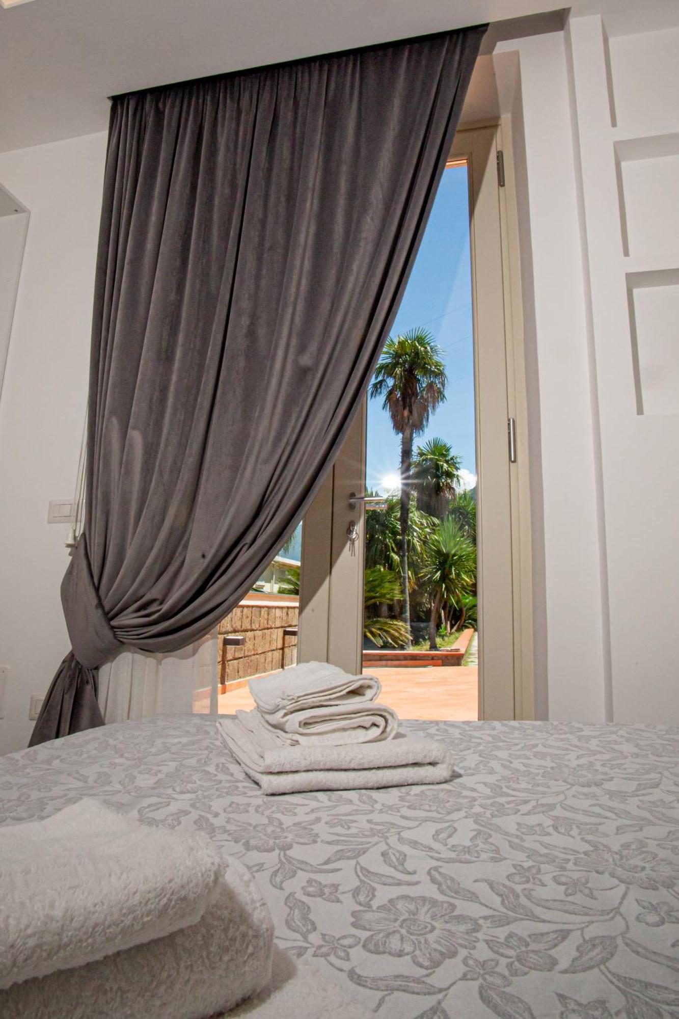 Forever Luxury Rooms Кастелламмаре-ди-Стабия Экстерьер фото
